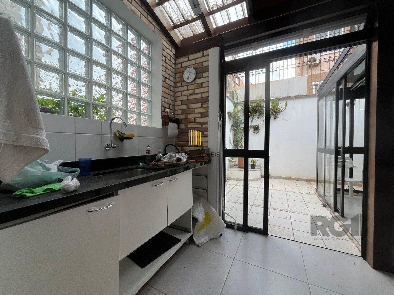 Casa de três quartos, suíte e quatro vagas de garagem no bairro Menino Deus em Porto Alegre