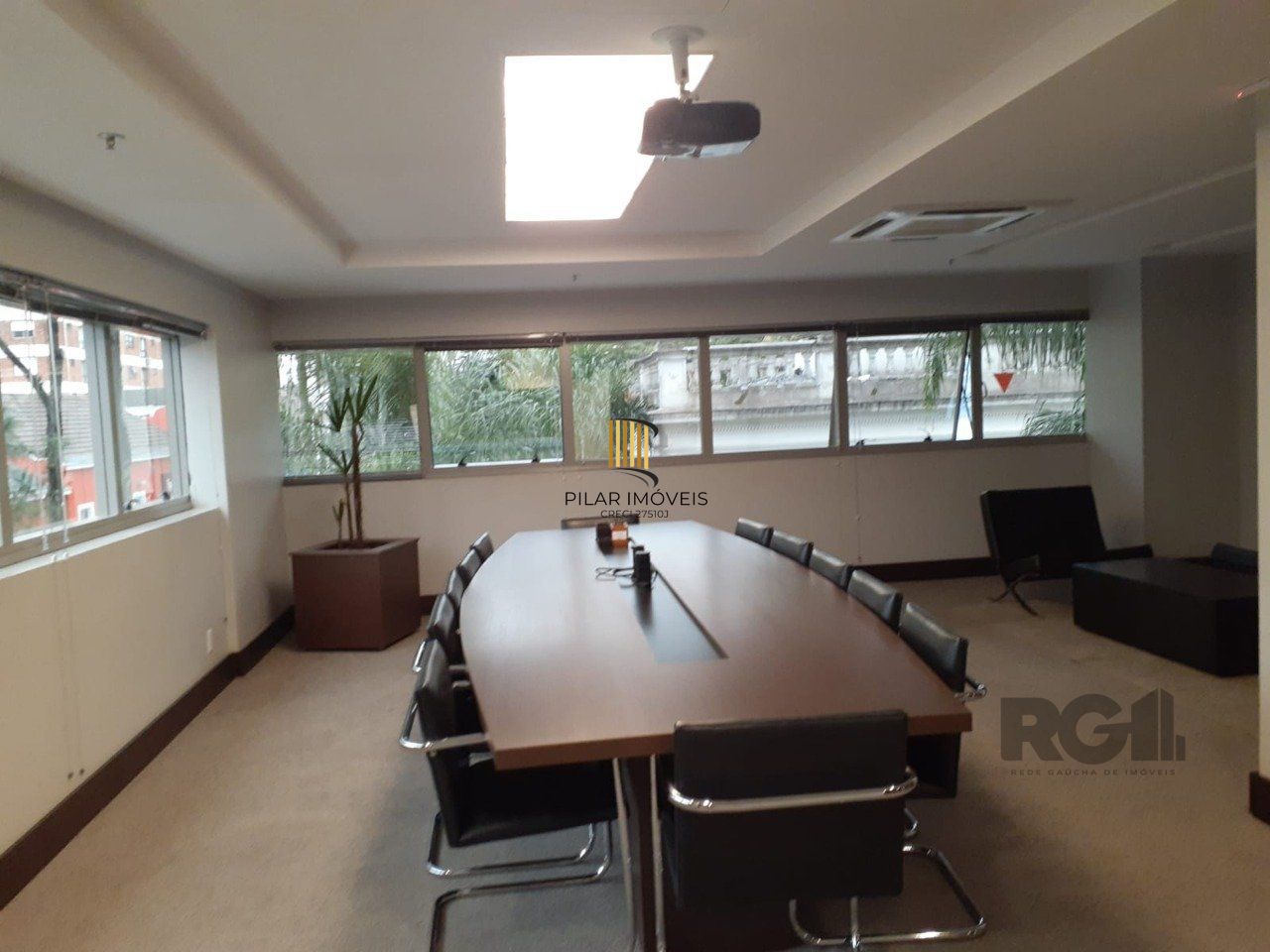 Excelente sala comercial no Menino Deus, com uma vaga de garagem.