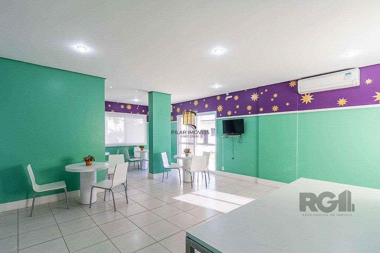   Excelente apartamento semi mobiliado de 3 quartos (dormitórios) transformados em 2 quartos, suíte, churrasqueira e 2 vagas de garagem no bairro Jardim Carvalho em Porto Alegre.