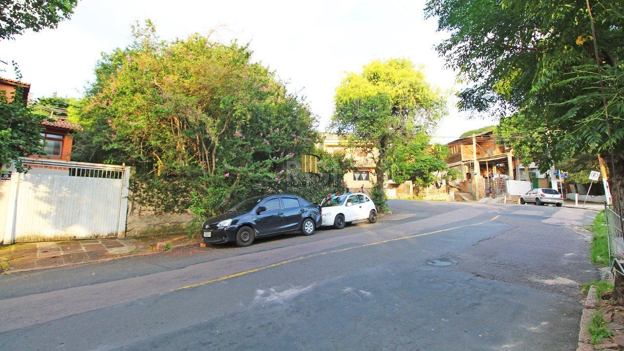 Casa com quatro (4) dormitórios,  duas (2) vagas de garagem, no bairro Passo da Areia em Porto Alegre.