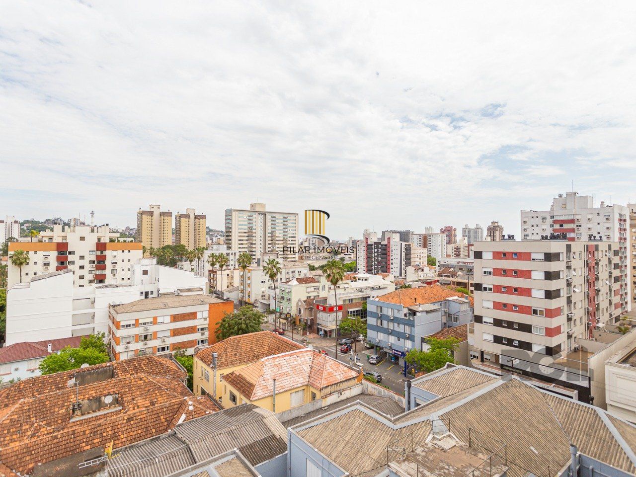Sala comercial e uma vaga de garagem no bairro Menino Deus em Porto Alegre