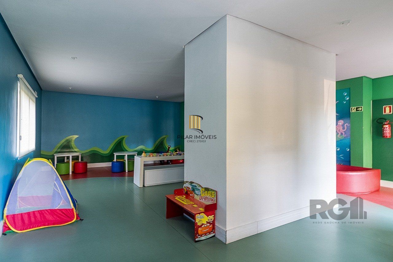   Excelente apartamento semi mobiliado de 3 quartos (dormitórios) transformados em 2 quartos, suíte, churrasqueira e 2 vagas de garagem no bairro Jardim Carvalho em Porto Alegre.