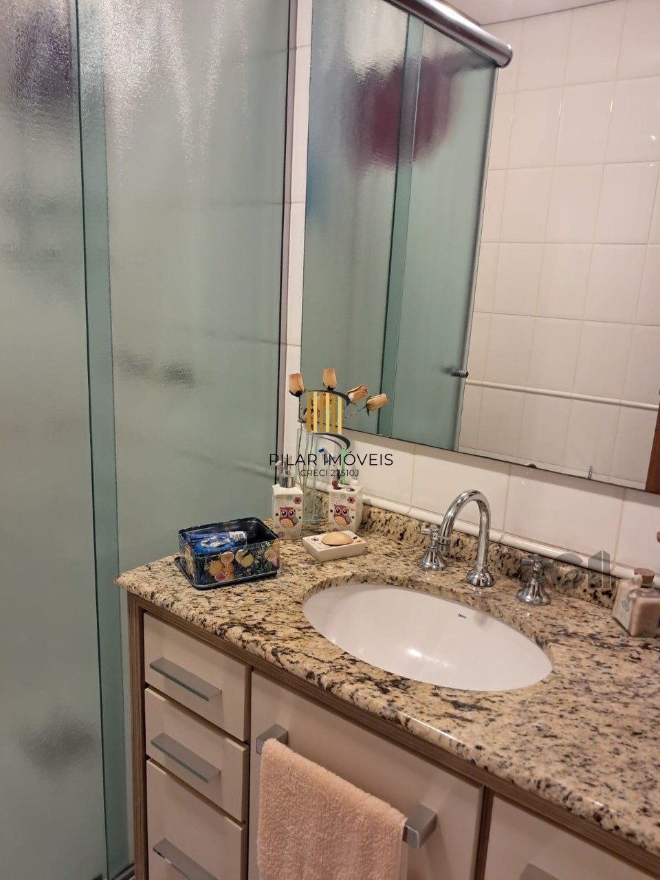 Apartamento de dois quartos, suíte e uma vaga de garagem no bairro Santana em Porto Alegre.
