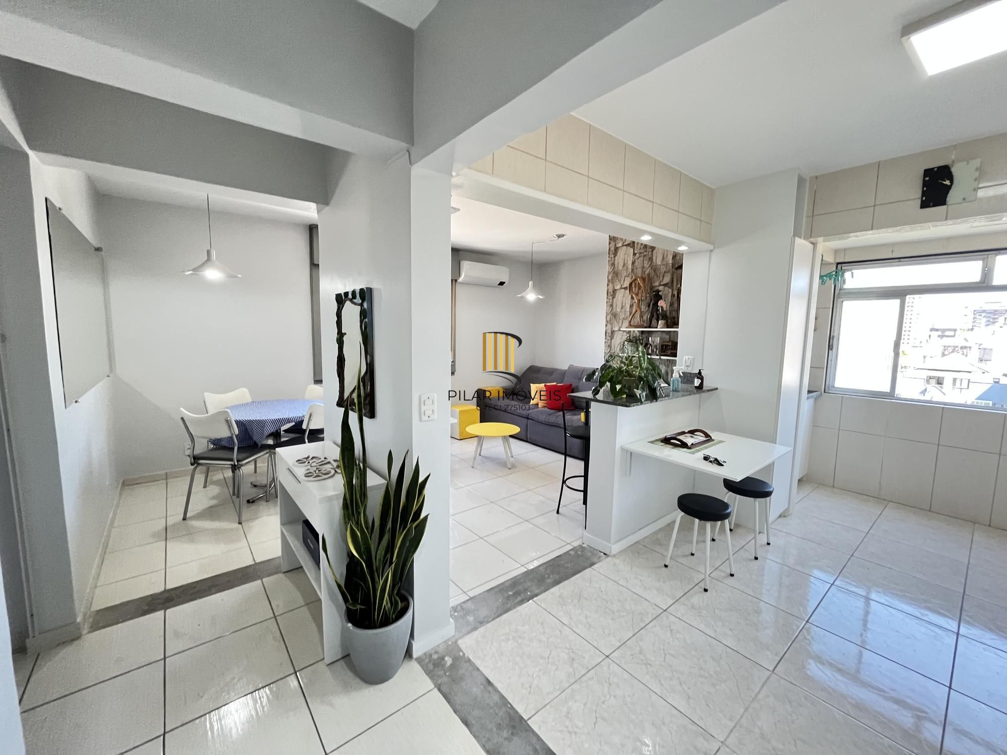 Apartamento de 2 quartos, suíte e 1 vaga de garagem no bairro Farroupilha em POA