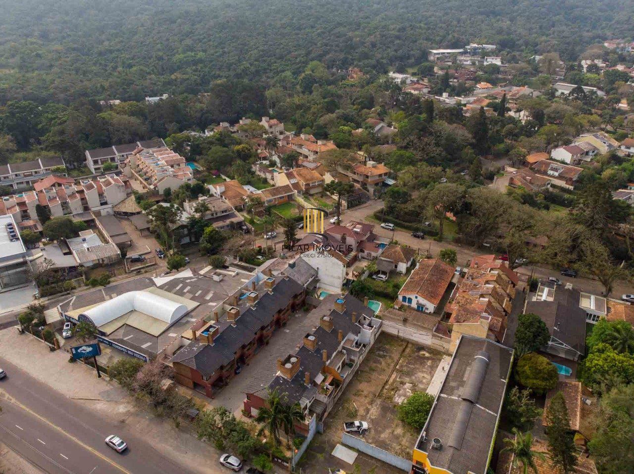 Casa em condomínio fechado, 3 dormitórios, suíte e duas vagas de garagem