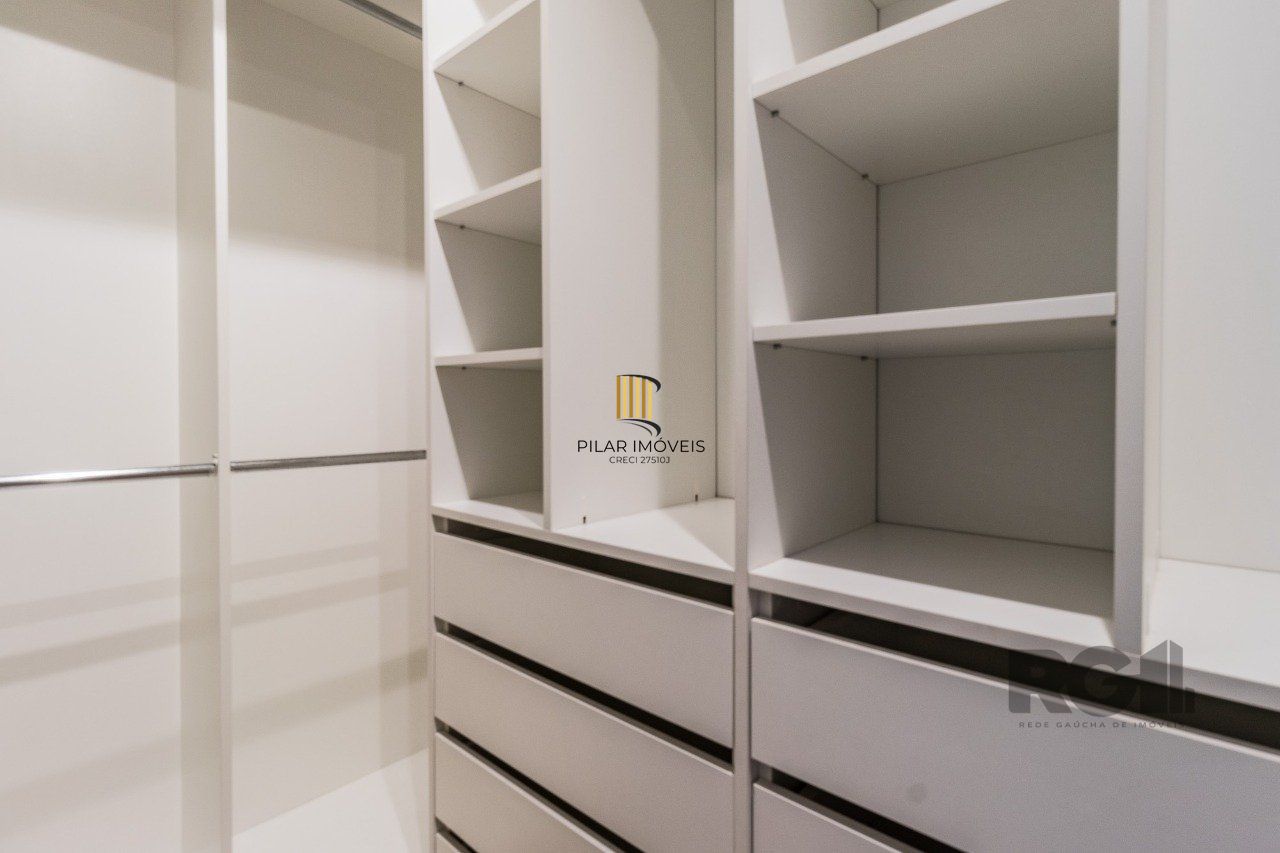   Excelente apartamento semi mobiliado de 3 quartos (dormitórios) transformados em 2 quartos, suíte, churrasqueira e 2 vagas de garagem no bairro Jardim Carvalho em Porto Alegre.