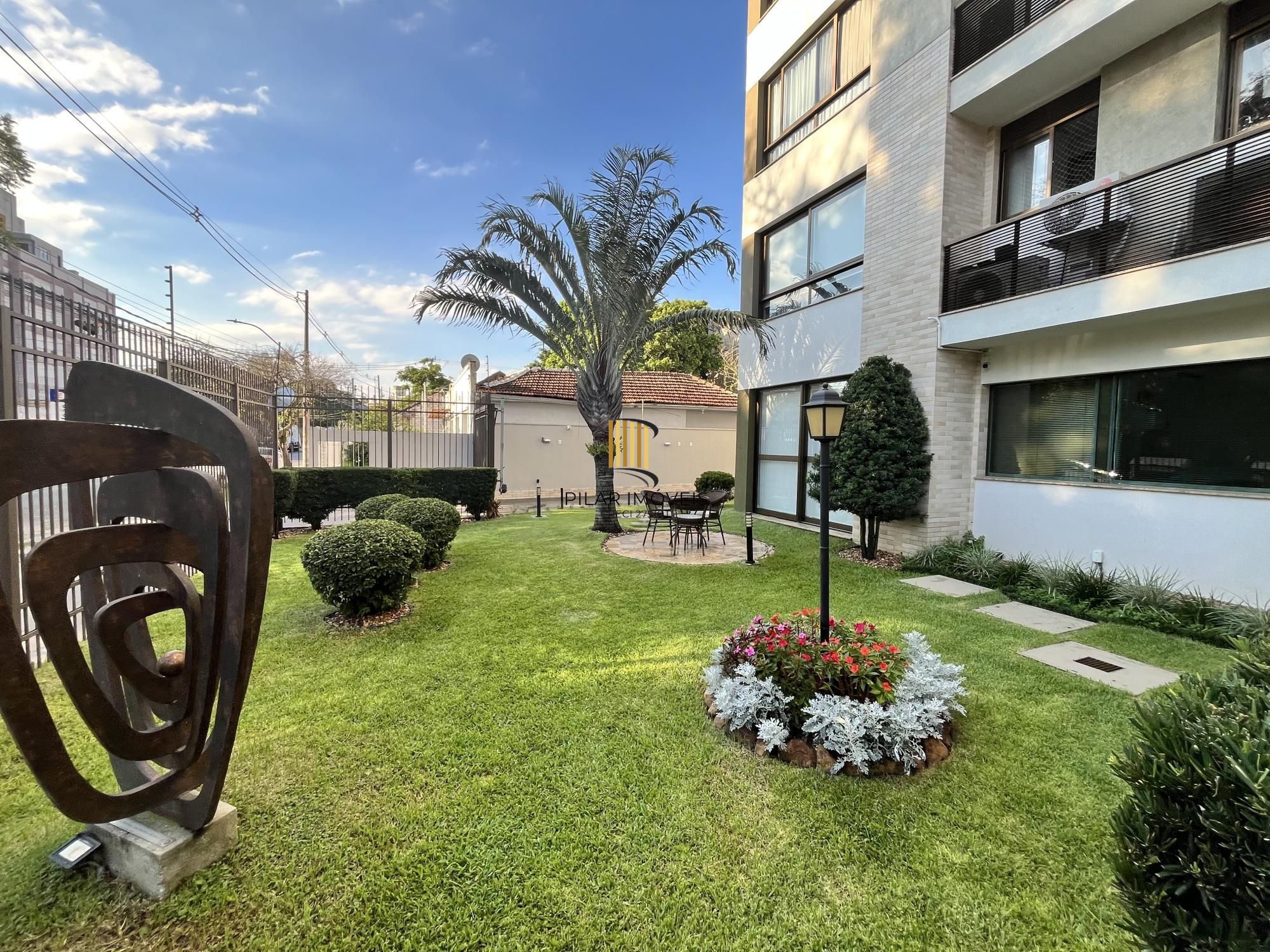 Apartamento de 3 quartos, suíte e 2 vagas de garagem no bairro Menino Deus POA