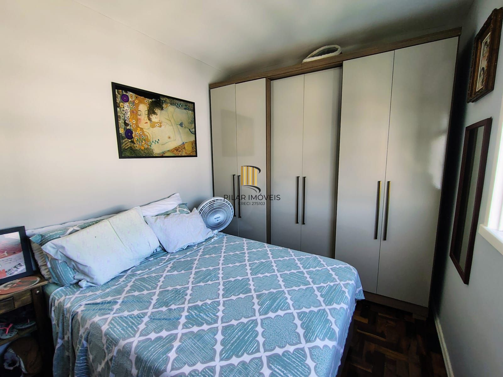 Apartamento de três quartos e uma vaga de garagem rotativa