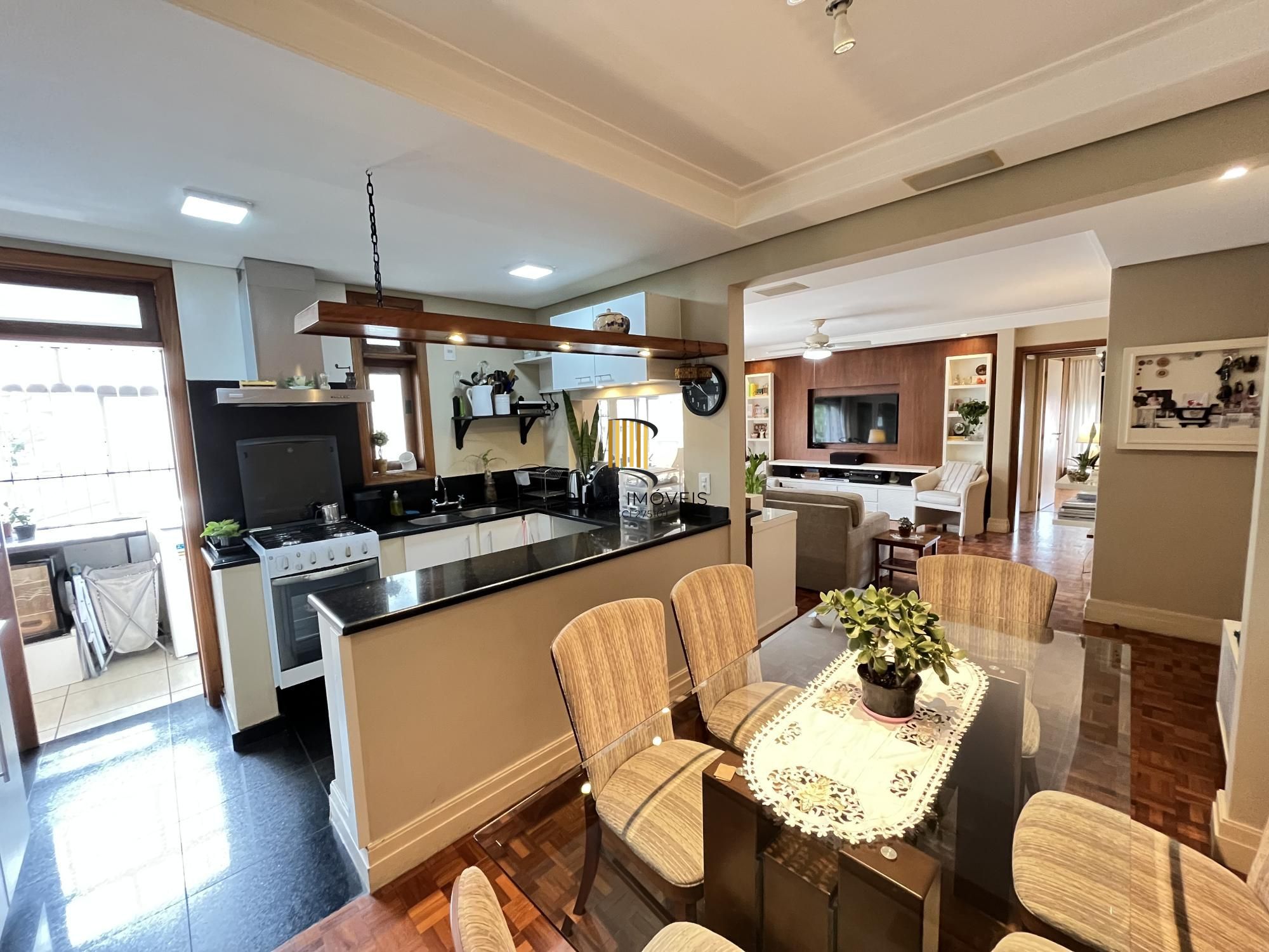 Apartamento de 2 quartos, suíte e 2 vagas de garagem no bairro Jardim Botânico.