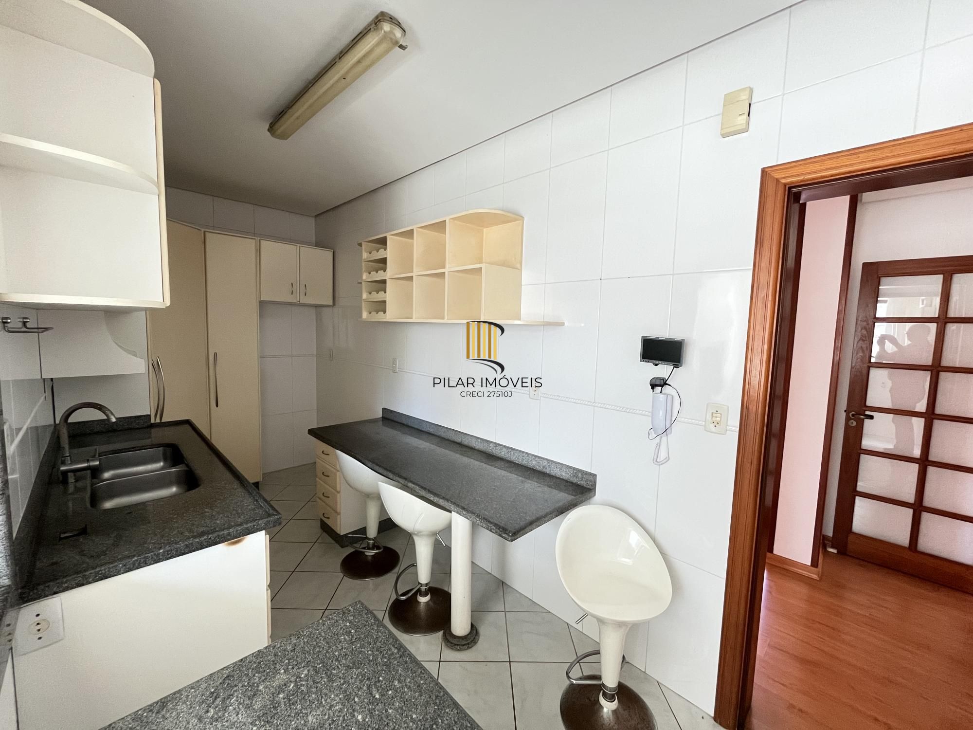 Apartamento de 2 quartos, suite e 1 vaga de garagem no bairro Menino Deus em POA