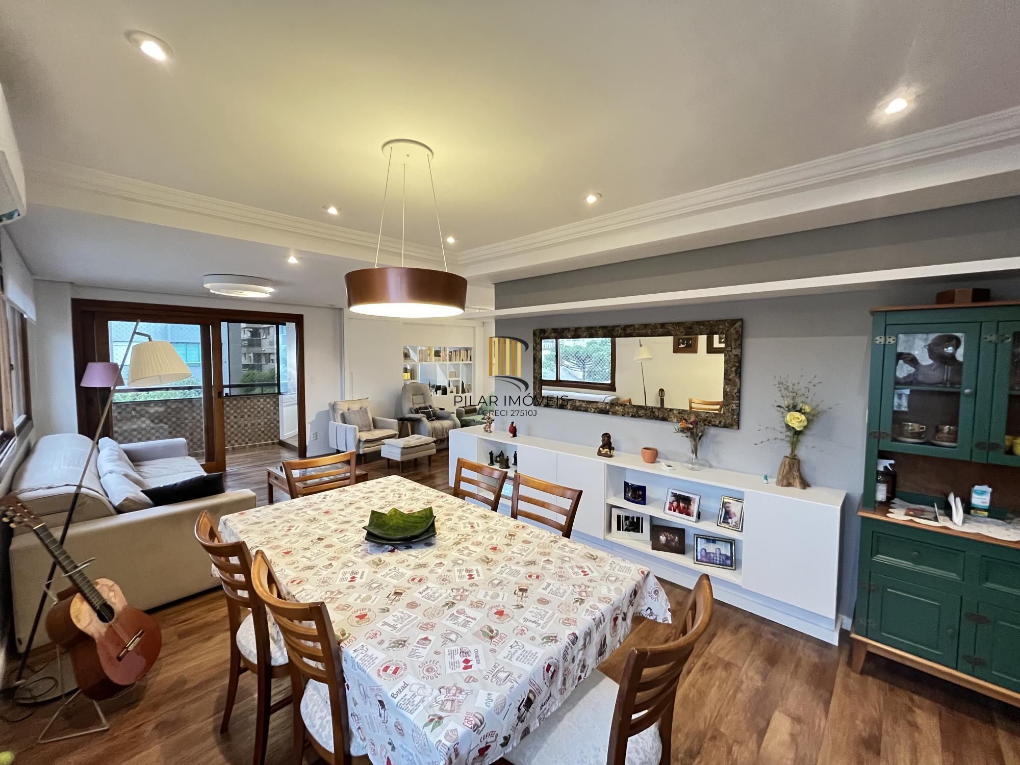 Apartamento de 3 quartos, 2 suítes, 1 americana e 2 vagas no bairro Farroupilha