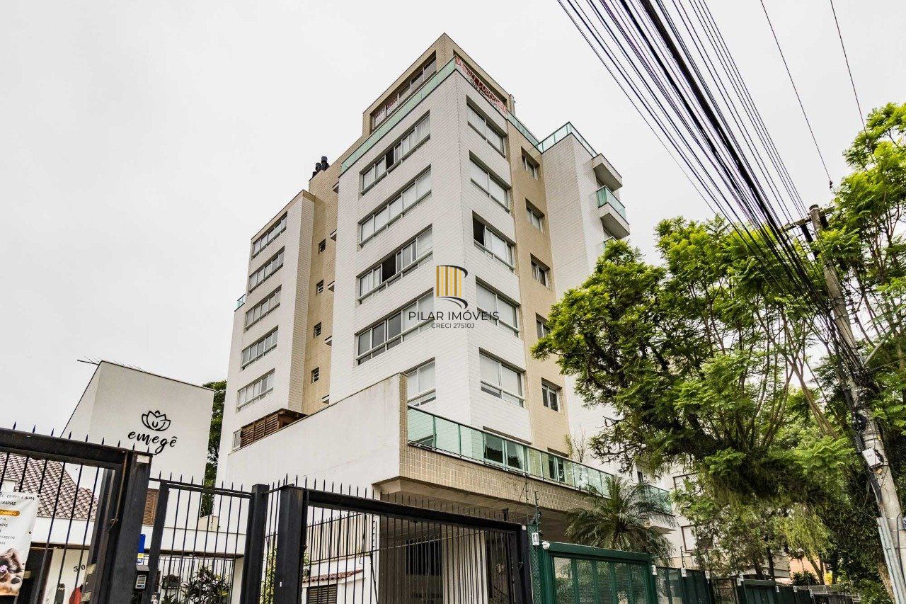 Cobertura de um dormitório, suíte e duas vagas de garagem no bairro Higienópolis em Porto Alegre.