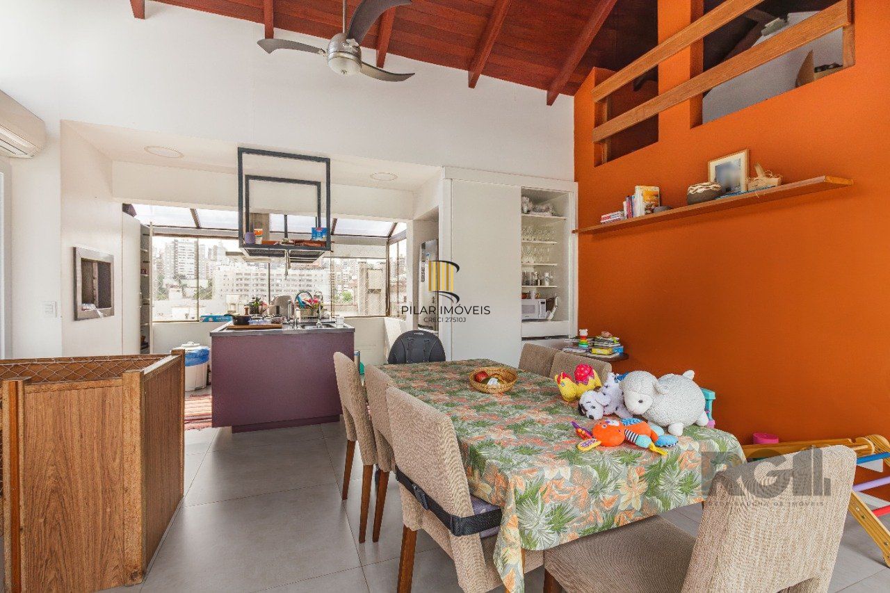 Cobertura 2 dormitórios, 2 suítes, 172 m² de área privativa e 2 vaga(s) de garagem. Localizado na Rua/Av. Casemiro De Abreu, no bairro Rio Branco em Porto Alegre.
