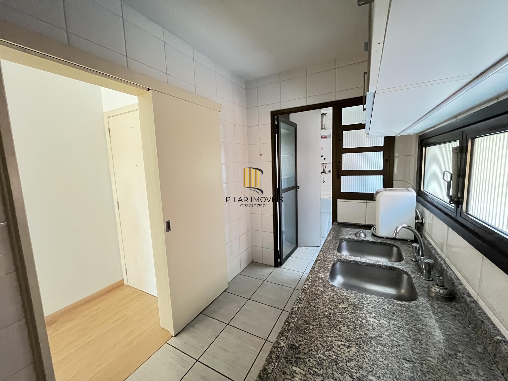 Apartamento de 3 quartos, suíte e 2 vagas de garagem no bairro Petrópolis.