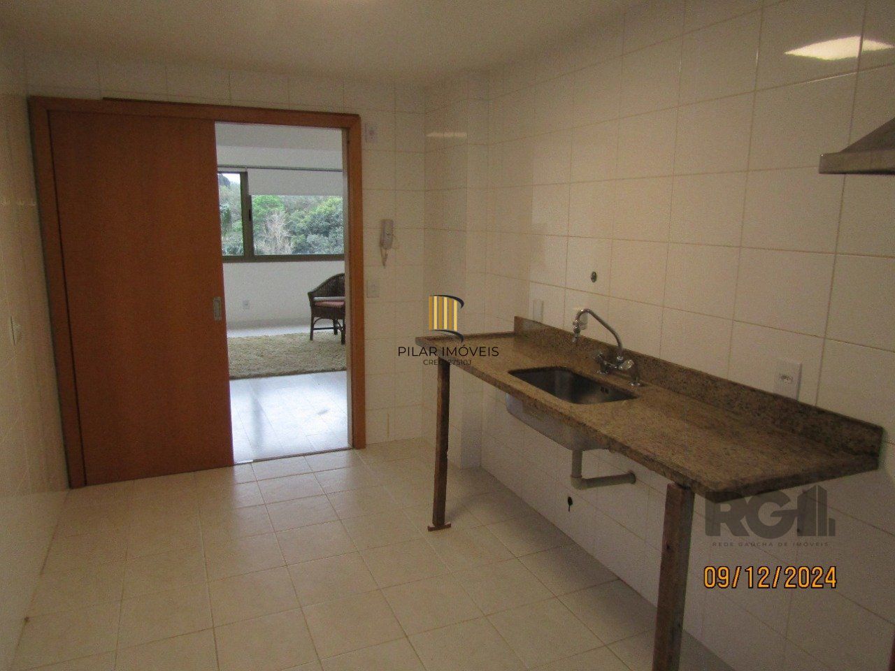 Apartamento de três dormitórios, suíte e duas vagas de garagem no bairro Higienópolis em Porto Alegre.