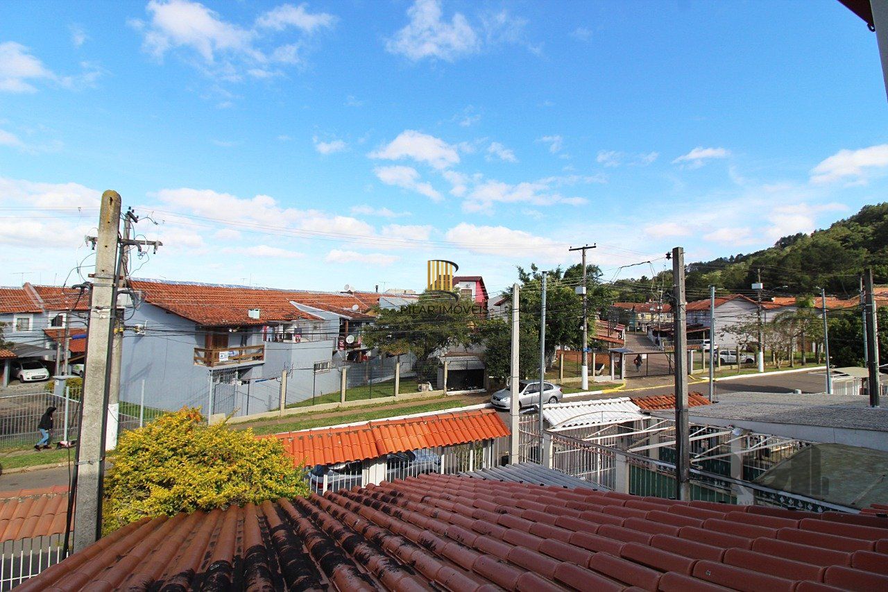 Sobrado com dois dormitórios e uma vaga de garagem próximo ao Zaffari da Juca Batista no bairro da Hípica em Porto Alegre.