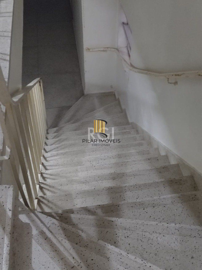 JK no Centro Histórico de Porto Alegre, com 26,01 m², cozinha com pia e armários, banheiro com box, piso com tabuão e orientação solar leste (sol da manhã). 