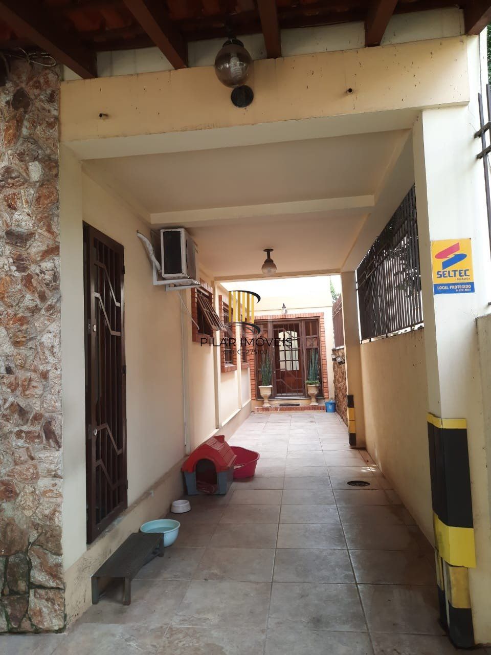 Casa para Venda - 347m², 5 dormitórios, sendo 2 suites, 3 vagas - São João