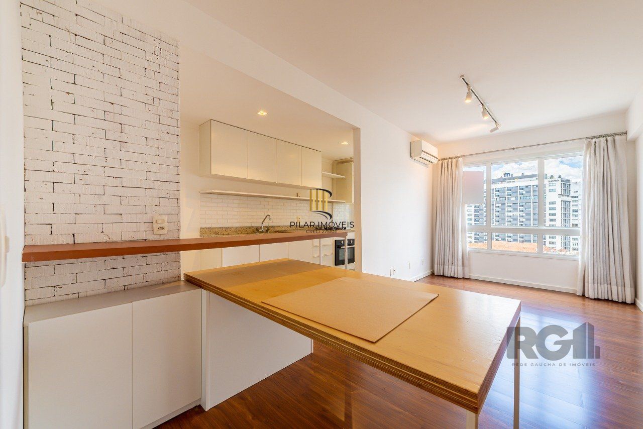 Apartamento de um quarto, suíte e uma vaga de garagem no bairro Santa Cecilia em Porto Alegre.