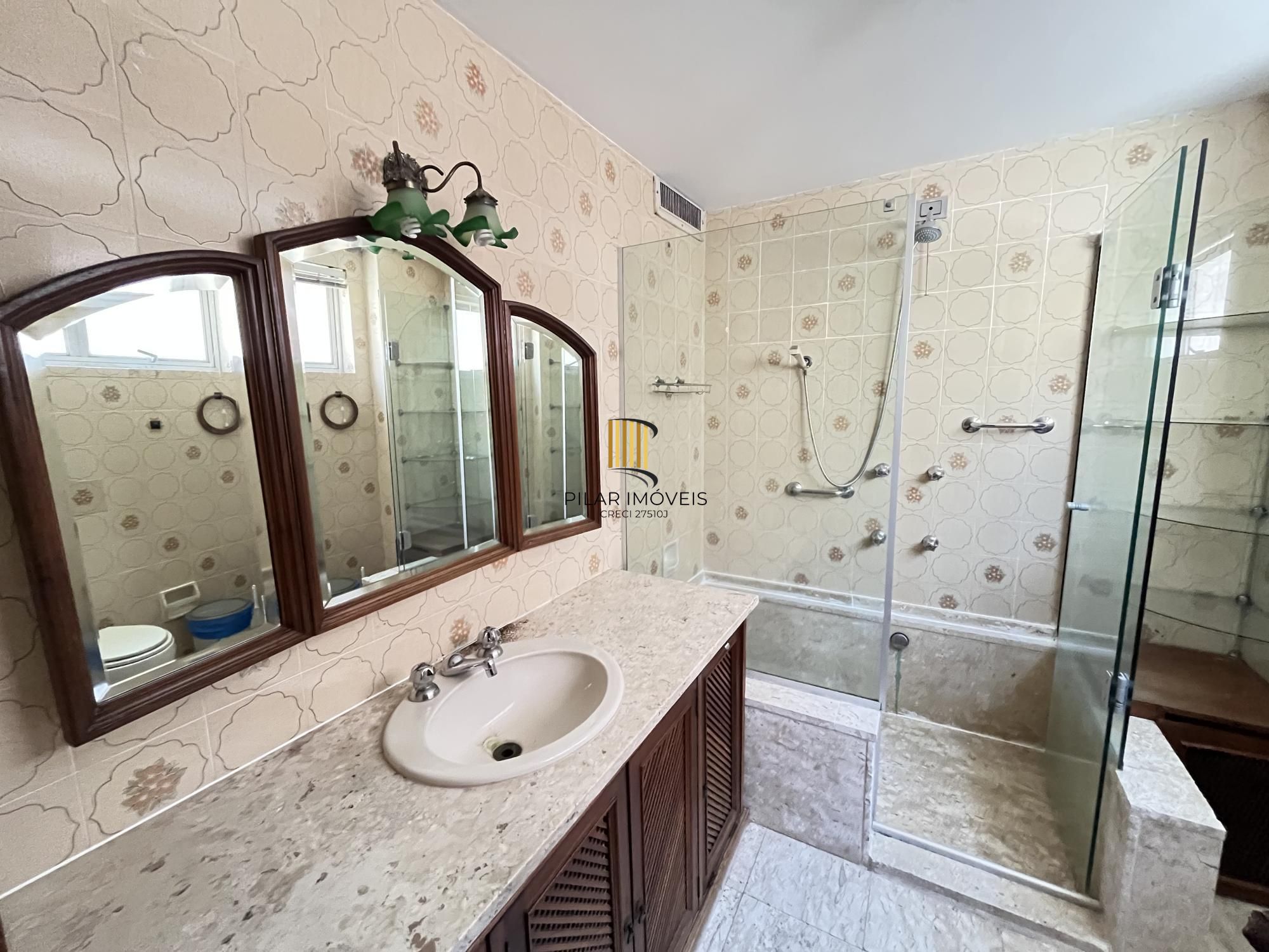 Apartamento de 3 quartos, suíte e 2 vagas de garagem no bairro Auxiliadora POA