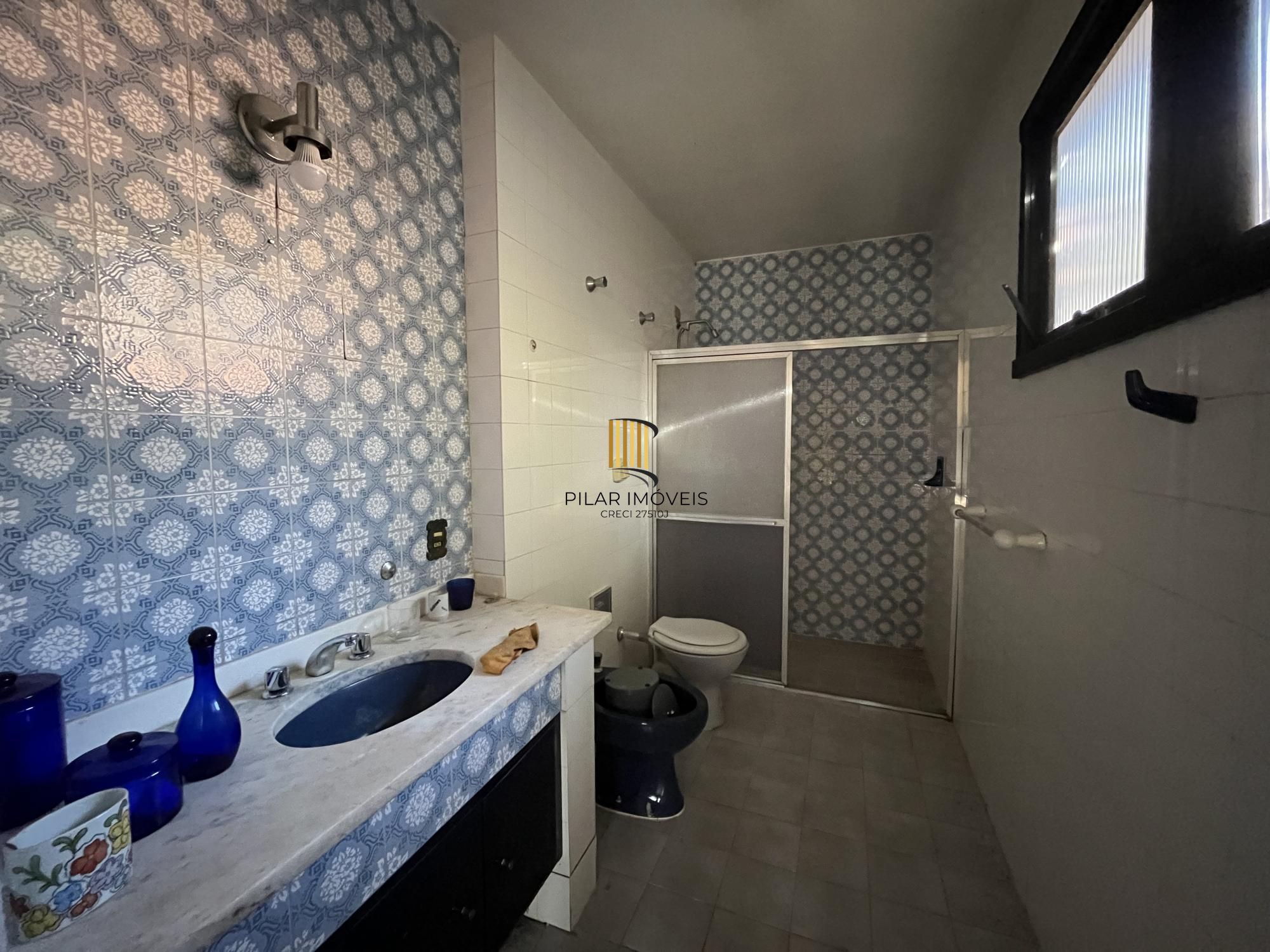 Casa de 3 quartos, suíte e 2 vagas de garagem bairro Auxiliadora em Porto Alegre