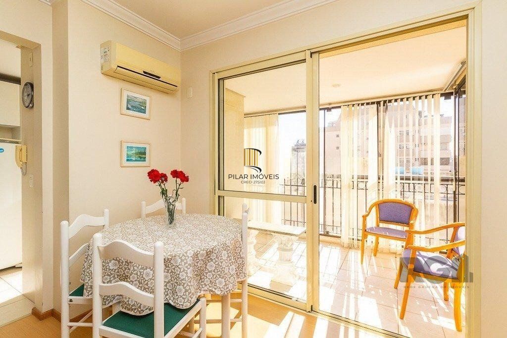   Apartamento de um quarto, suíte e uma vaga de garagem no bairro Menino Deus em Porto Alegre.