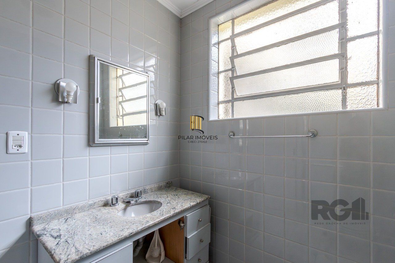 Apartamento de dois quartos e dois banheiros no bairro Rio Branco em Porto Alegre.