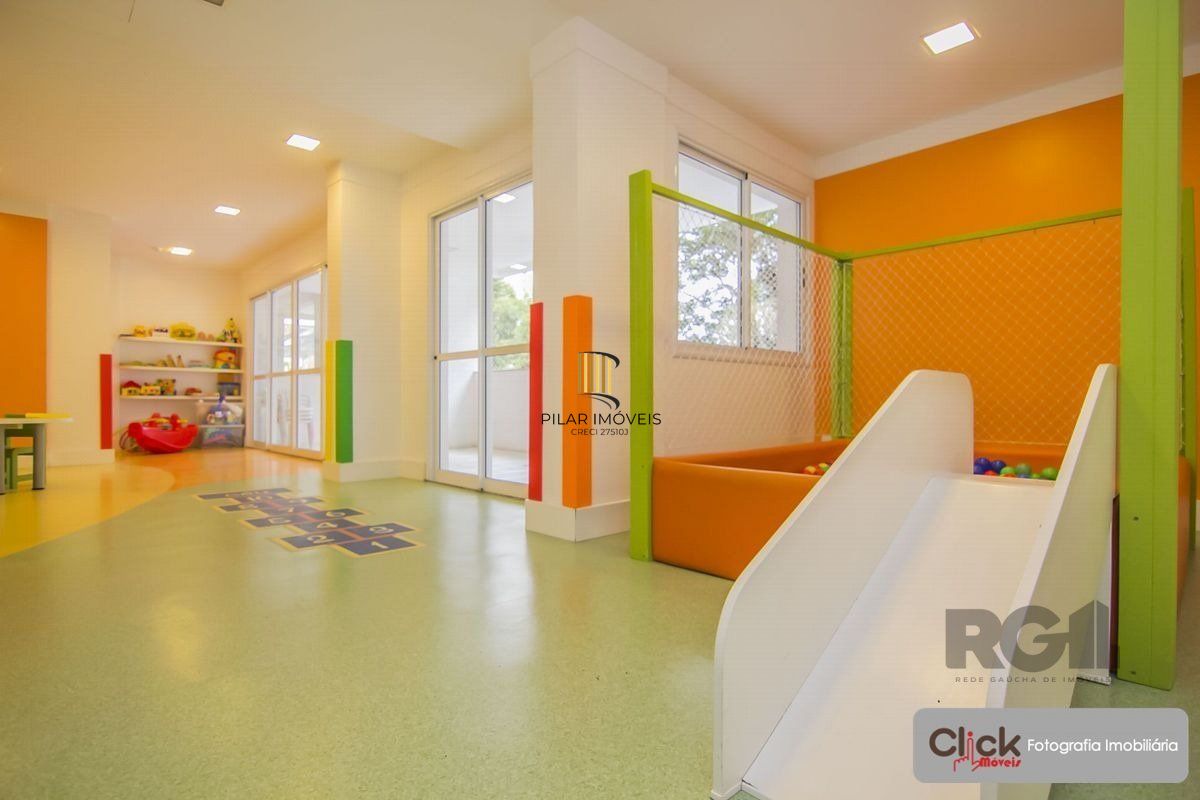 Apartamento 3 dormitórios, suíte, 2 vagas. Andar alto, vista para infraestrutura do condomínio. Semi-mobiliado. 
