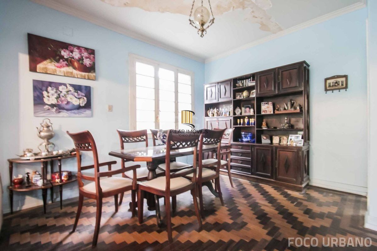 Casa para Venda - 250m², 4 dormitórios, 2 vagas - Petrópolis