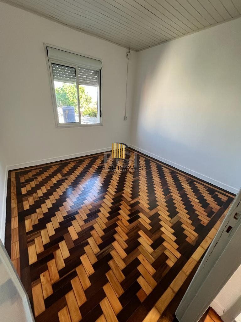 Apartamento de dois dormitórios, banheiro e sala no bairro da Azenha em Porto Alegre.