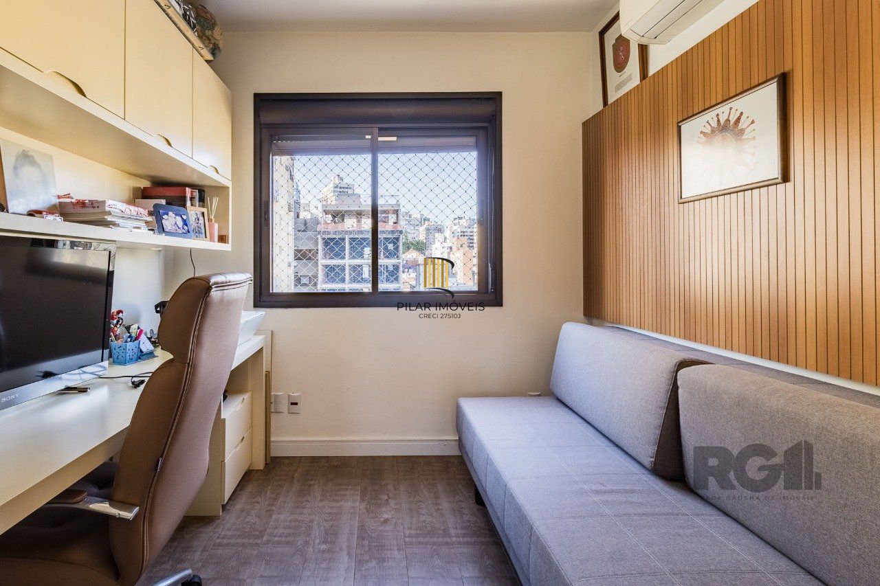 Apartamento de três quartos, suíte e duas vagas de garagem no bairro Rio Branco em Porto Alegre.