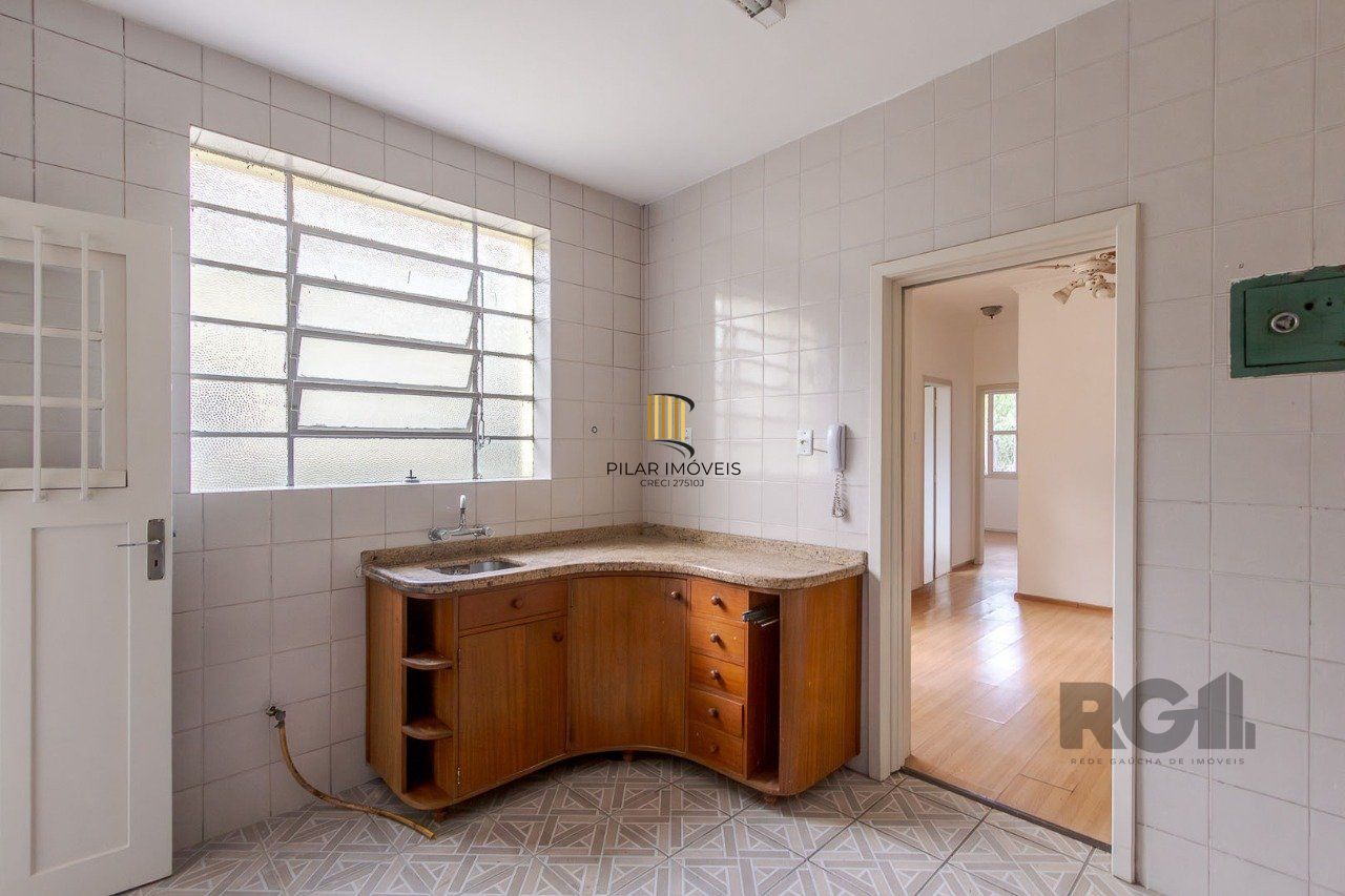 Apartamento de dois quartos e dois banheiros no bairro Rio Branco em Porto Alegre.