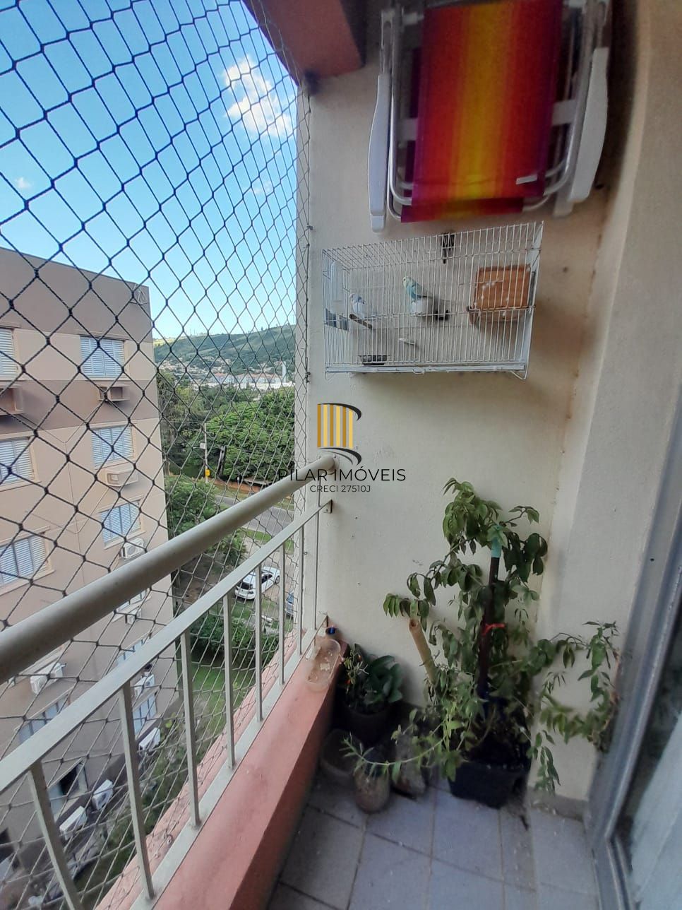 Apartamento de dois quartos e uma vaga de garagem em condomínio com infraestrutura de lazer e segurança.