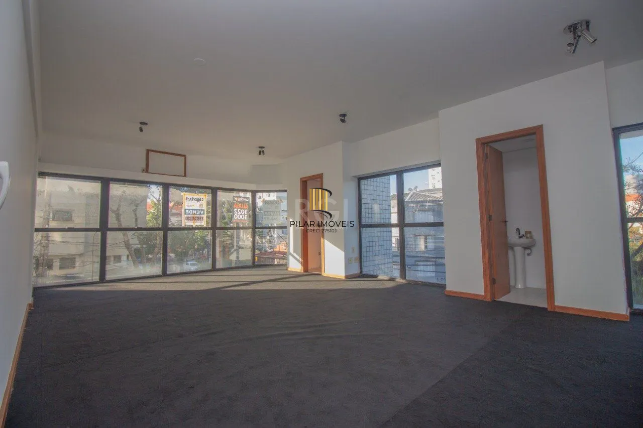 sala comercial com duas vagas de garagem e dois banheiros no bairro Petrópolis em Porto Alegre.