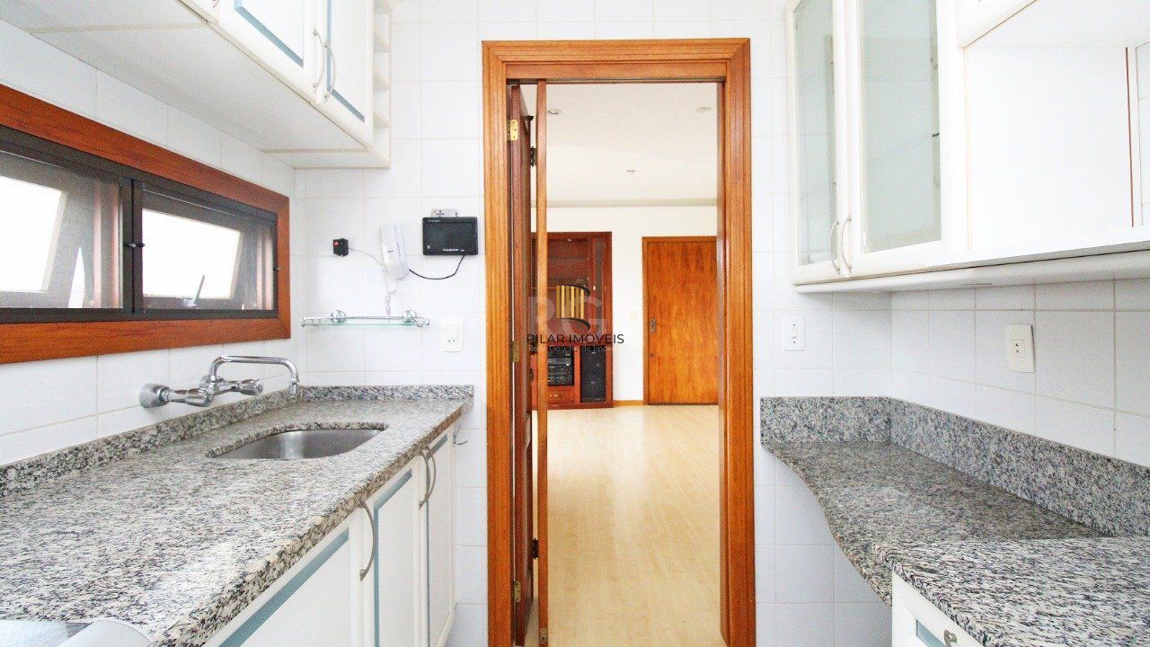 Apartamento de dois dormitórios e uma vaga de garagem na Rua Marcelo Gama, bairro Auxiliadora em Porto Alegre.