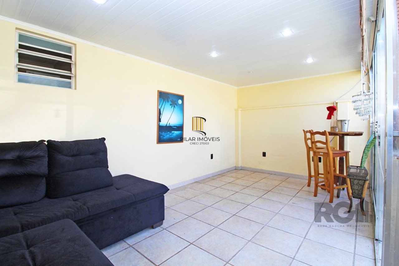 Vende Apartamento de cobertura duplex de 2 dormitórios com garagem escriturada e semi-mobiliado, no bairro Cidade Baixa.