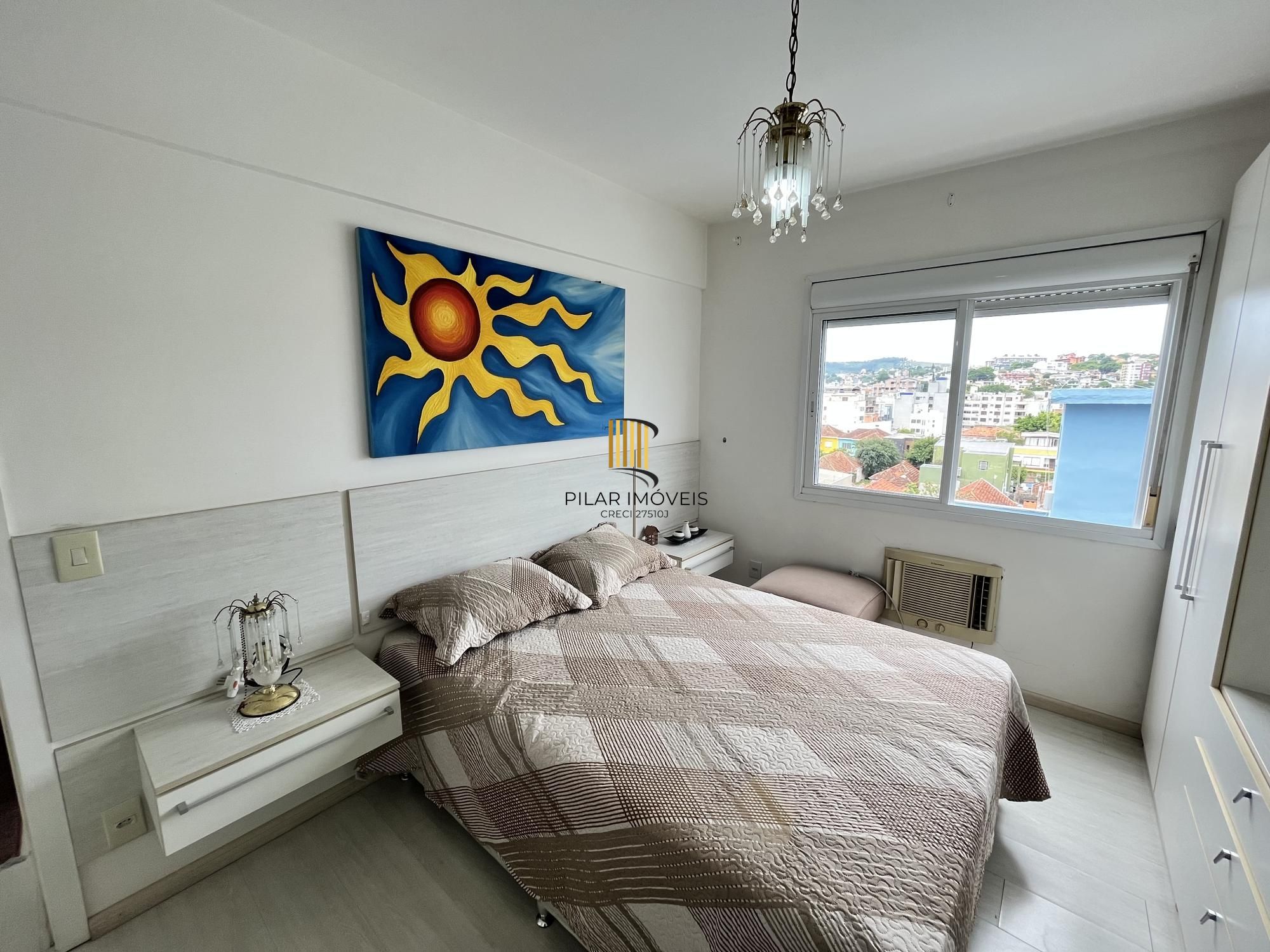 Apartamento de 2 quartos, suíte e 1 vaga de garagem no bairro Azenha em POA/RS