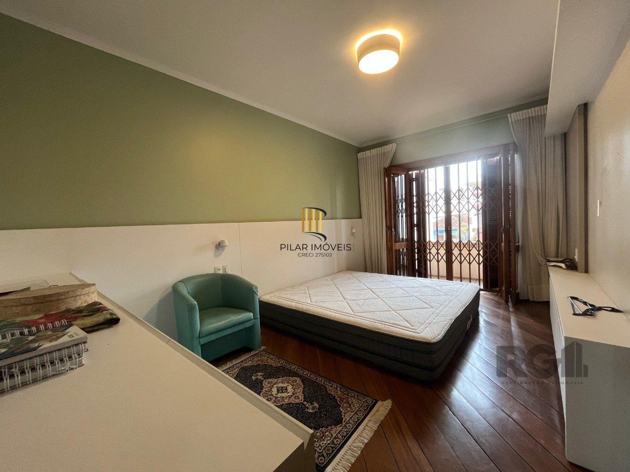 Casa de três quartos, suíte e quatro vagas de garagem no bairro Menino Deus em Porto Alegre