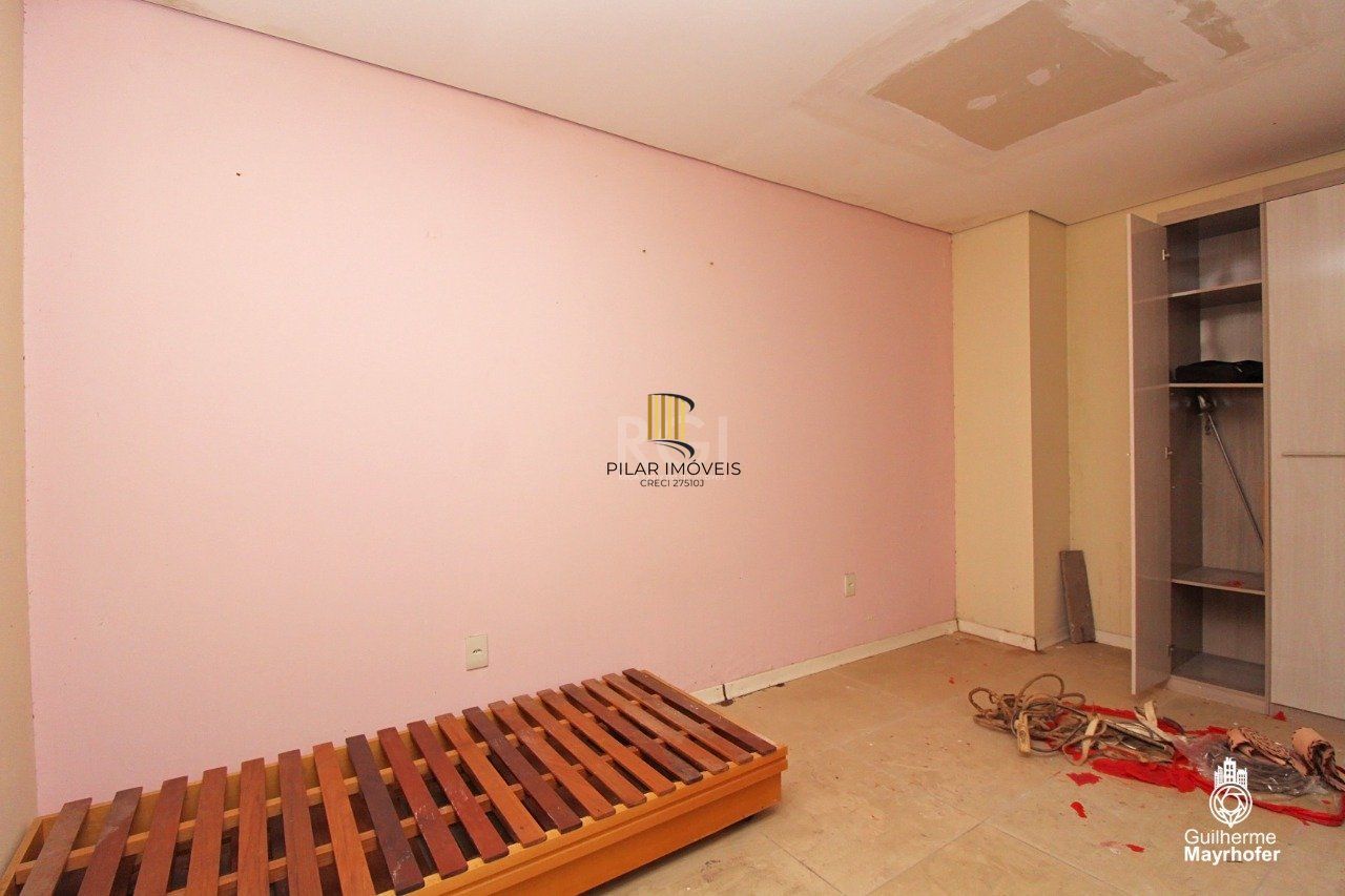 Casa para Venda - 347m², 5 dormitórios, sendo 2 suites, 3 vagas - São João