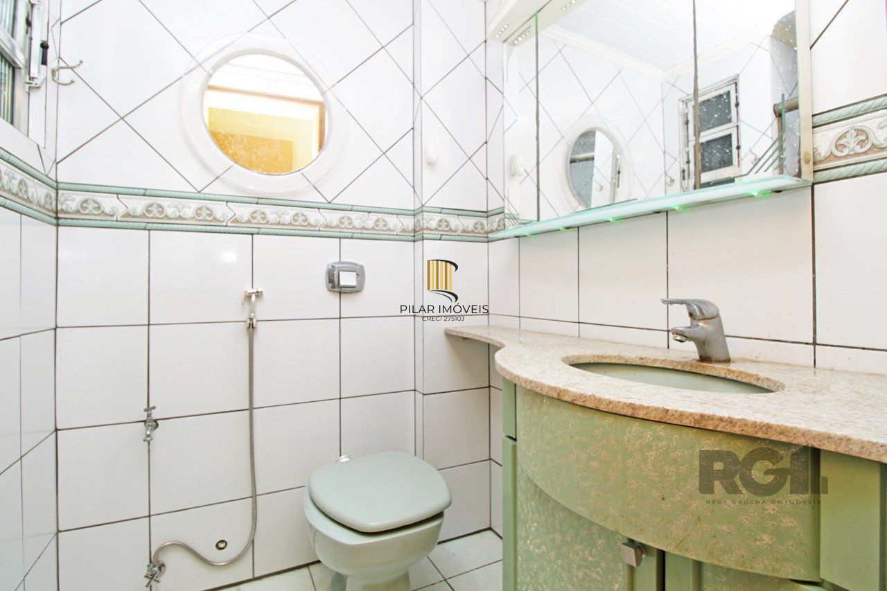 Vende Apartamento de cobertura duplex de 2 dormitórios com garagem escriturada e semi-mobiliado, no bairro Cidade Baixa.