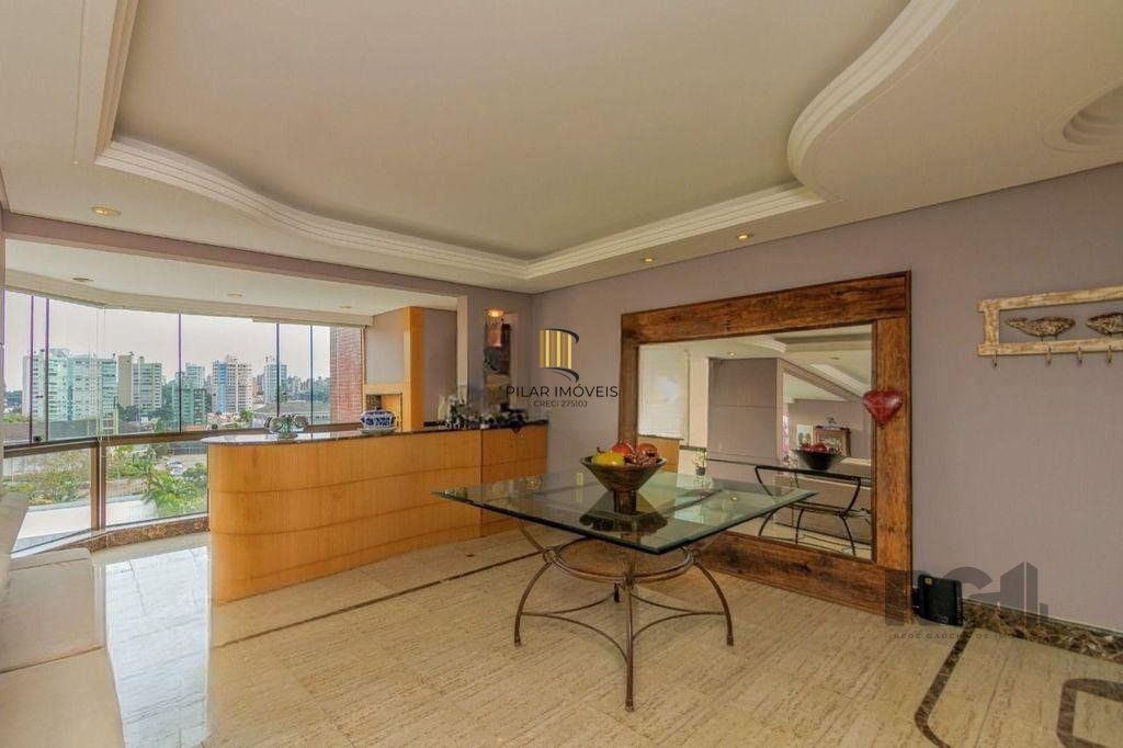 Apartamento de 138m² privativos, 3 dormitórios sendo 1 suíte. Living para 3 bons ambientes com espaço churrasco, sacada integrada e sala de estar. Cozinha com área de serviço separada.