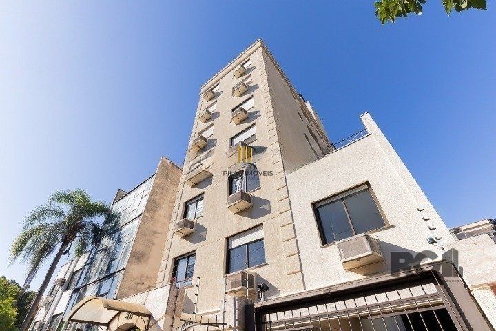 Apartamento de três quartos, suíte, churrasqueira e duas vagas de garagem (box duplo) no bairro Auxiliadora em Porto Alegre.