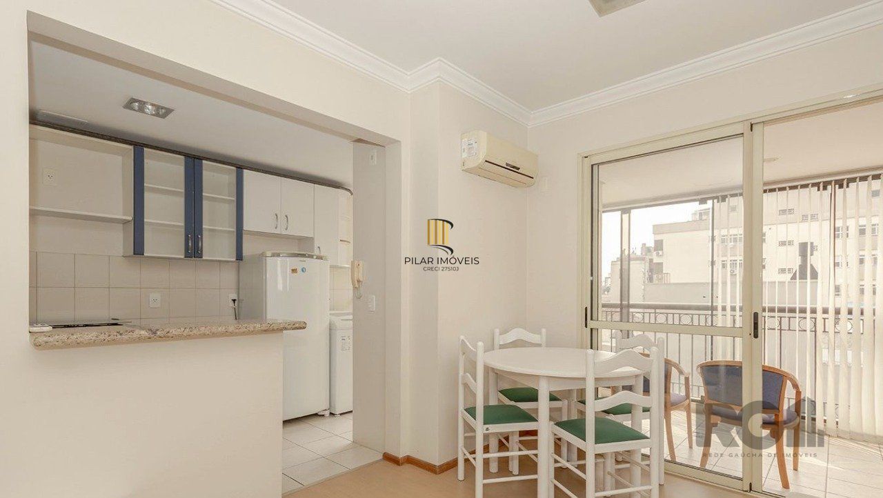   Apartamento de um quarto, suíte e uma vaga de garagem no bairro Menino Deus em Porto Alegre.