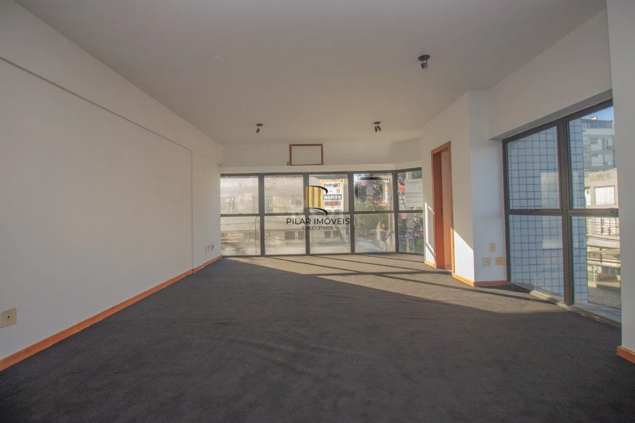 sala comercial com duas vagas de garagem e dois banheiros no bairro Petrópolis em Porto Alegre. - Pilar Imóveis