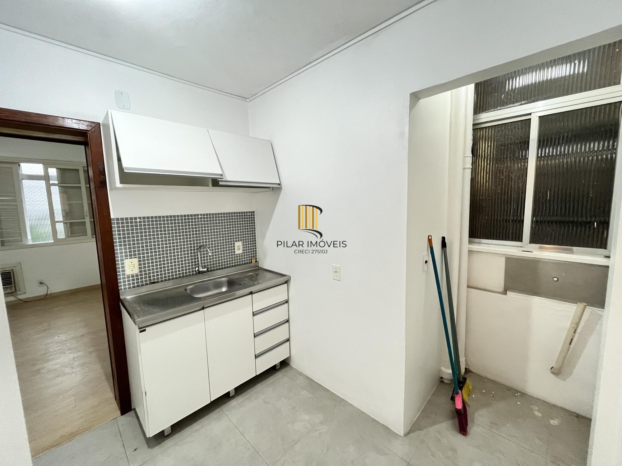 Apartamento desocupado de 1 dormitório, no bairro Azenha em Porto Alegre