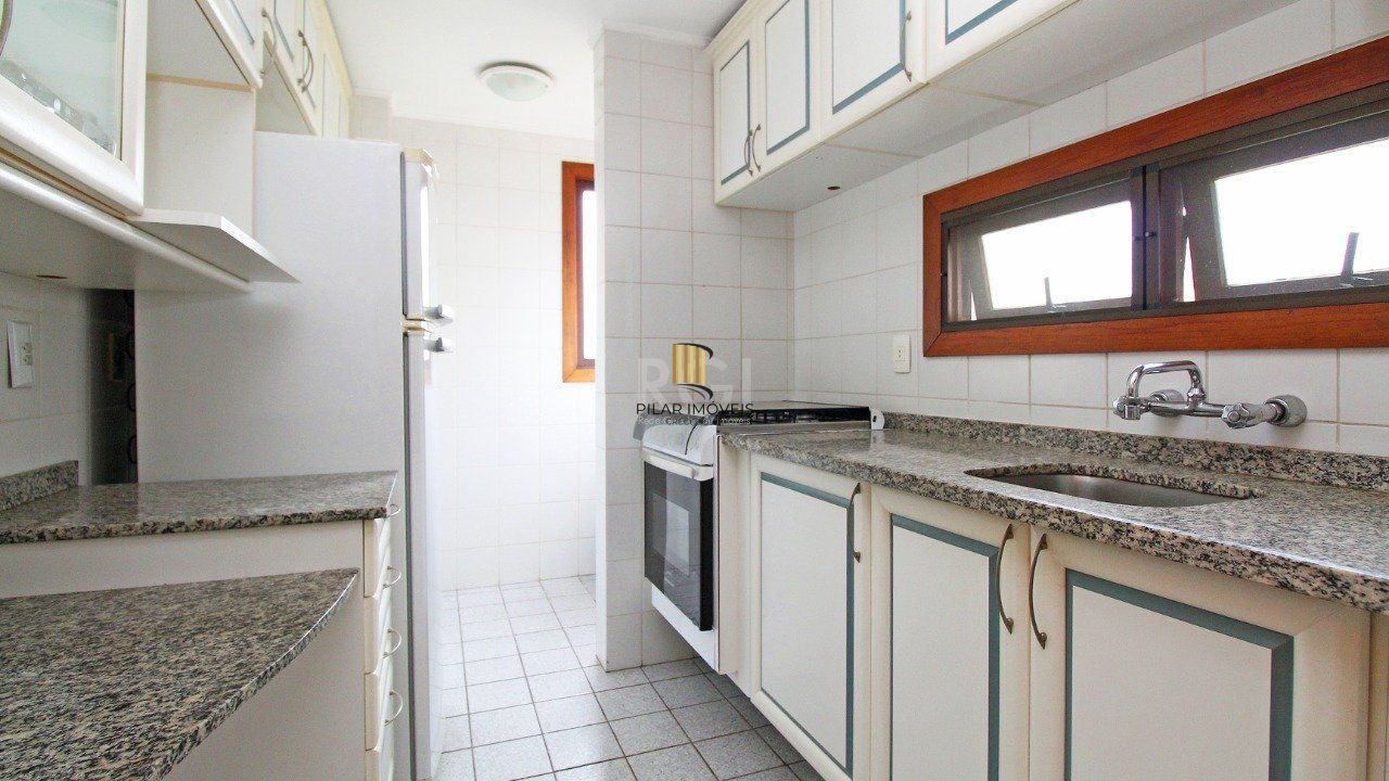 Apartamento de dois dormitórios e uma vaga de garagem na Rua Marcelo Gama, bairro Auxiliadora em Porto Alegre.