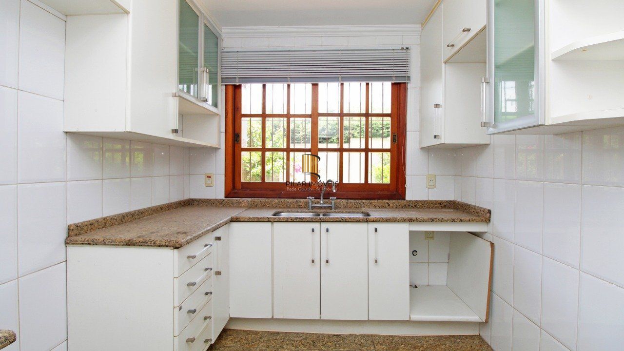   Excelente casa em condomínio com três (3) dormitórios, uma (1) suíte, duas (2) vagas de garagem próximo  ao Barra Shopping , no bairro  Cristal em Porto Alegre.