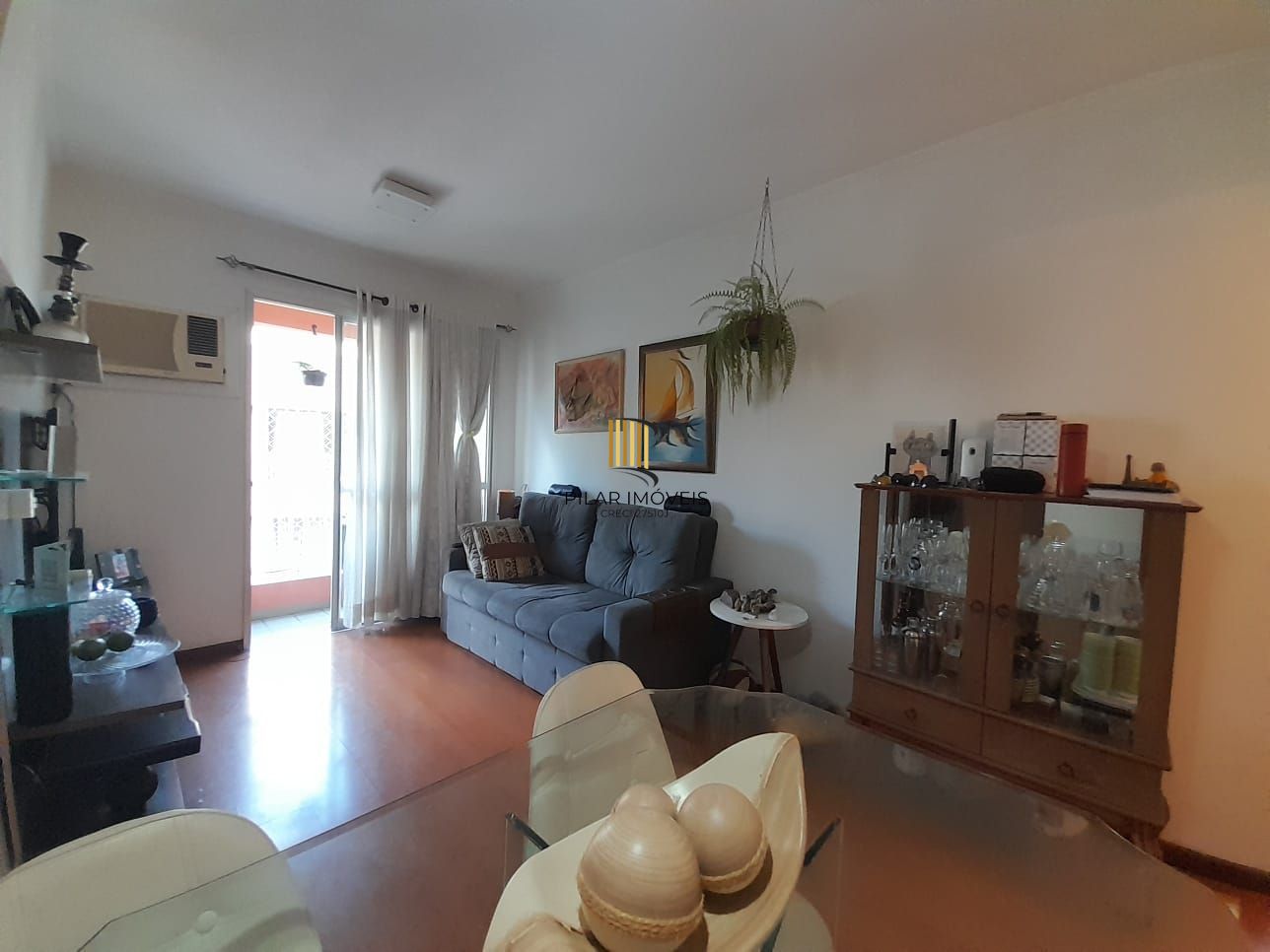 Apartamento de dois quartos e uma vaga de garagem em condomínio com infraestrutura de lazer e segurança.