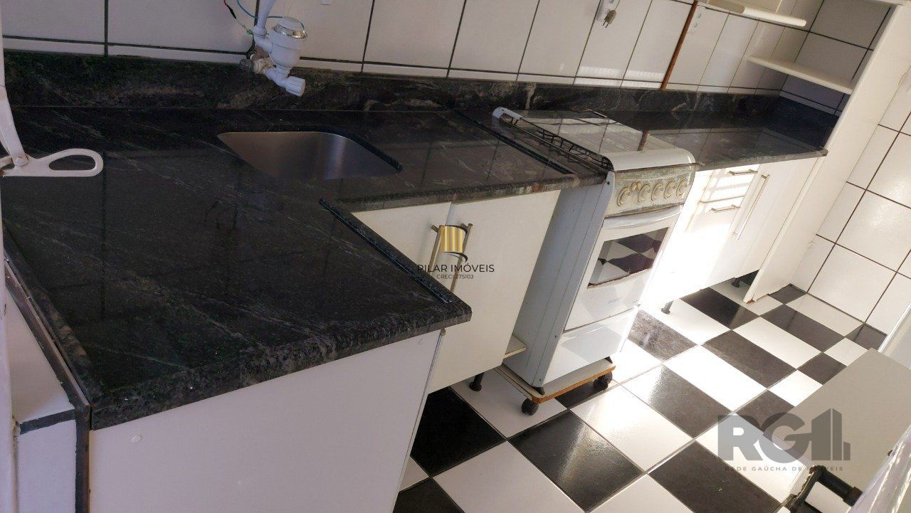 Apartamento de dois dormitórios com uma vaga de garagem no bairro Cristal em Porto Alegre.