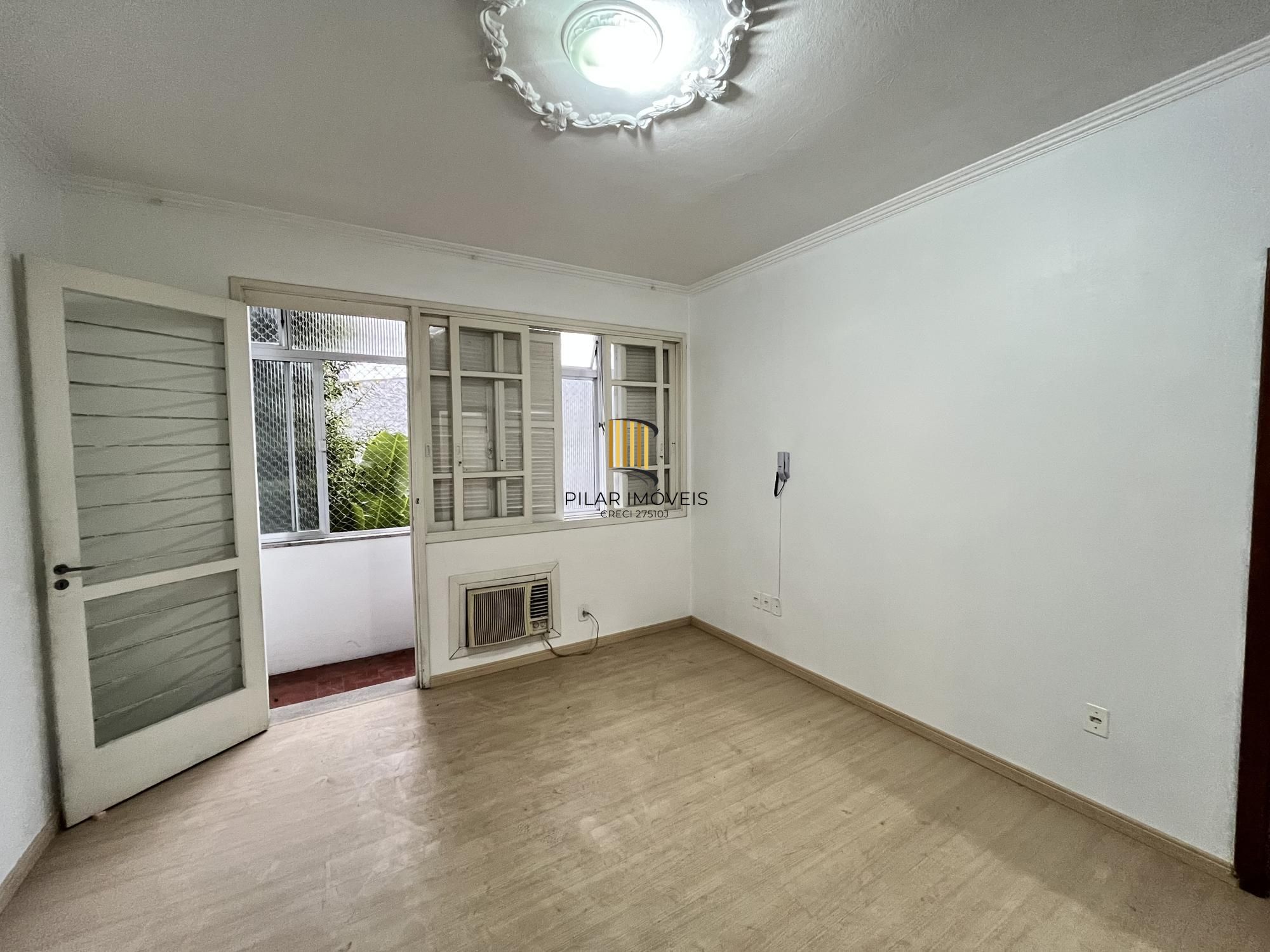 Apartamento desocupado de 1 dormitório, no bairro Azenha em Porto Alegre